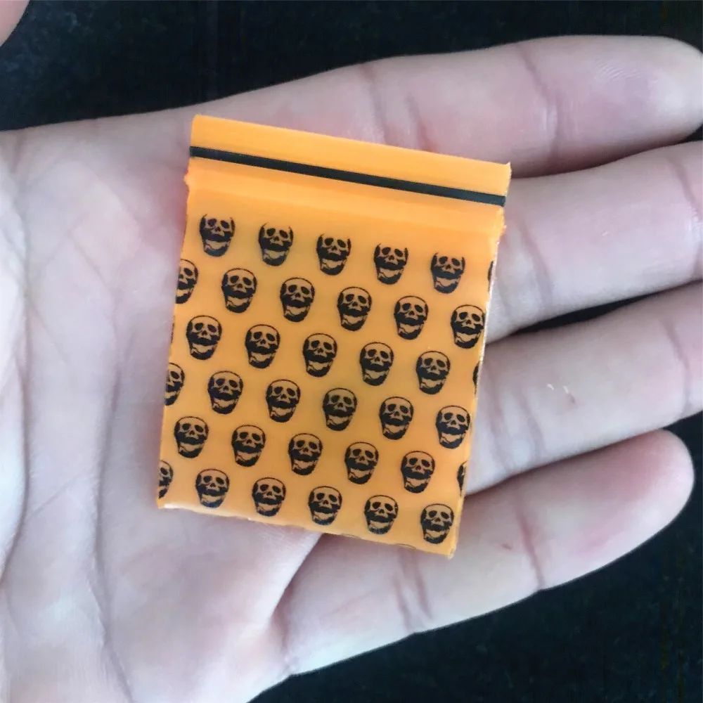 1 Pack (100 pieces)Cartoon new tobacco bag tobacco sealed bag Smoke storage bag Orange skull pattern Tobacco sealed bag
1 Pack (100 pieces)Cartoon new tobacco bag tobacco sealed bag Smoke storage bag Orange skull pattern Tobacco sealed bag