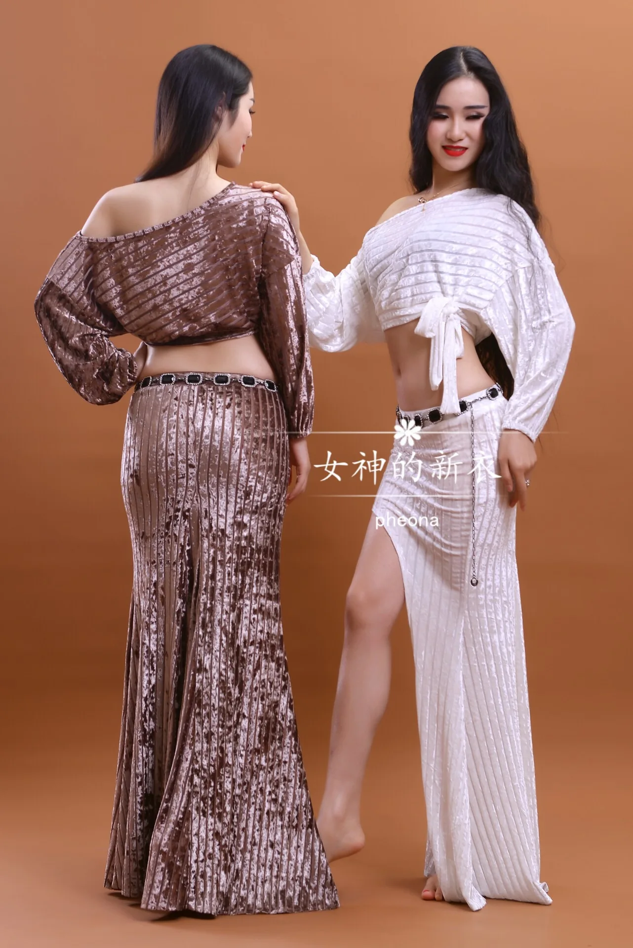 New velvet Women's belly dance costume belly dancing clothes bellydance top+skirt suits S M L X32
New velvet Women's belly dance costume belly dancing clothes bellydance top+skirt suits S M L X32