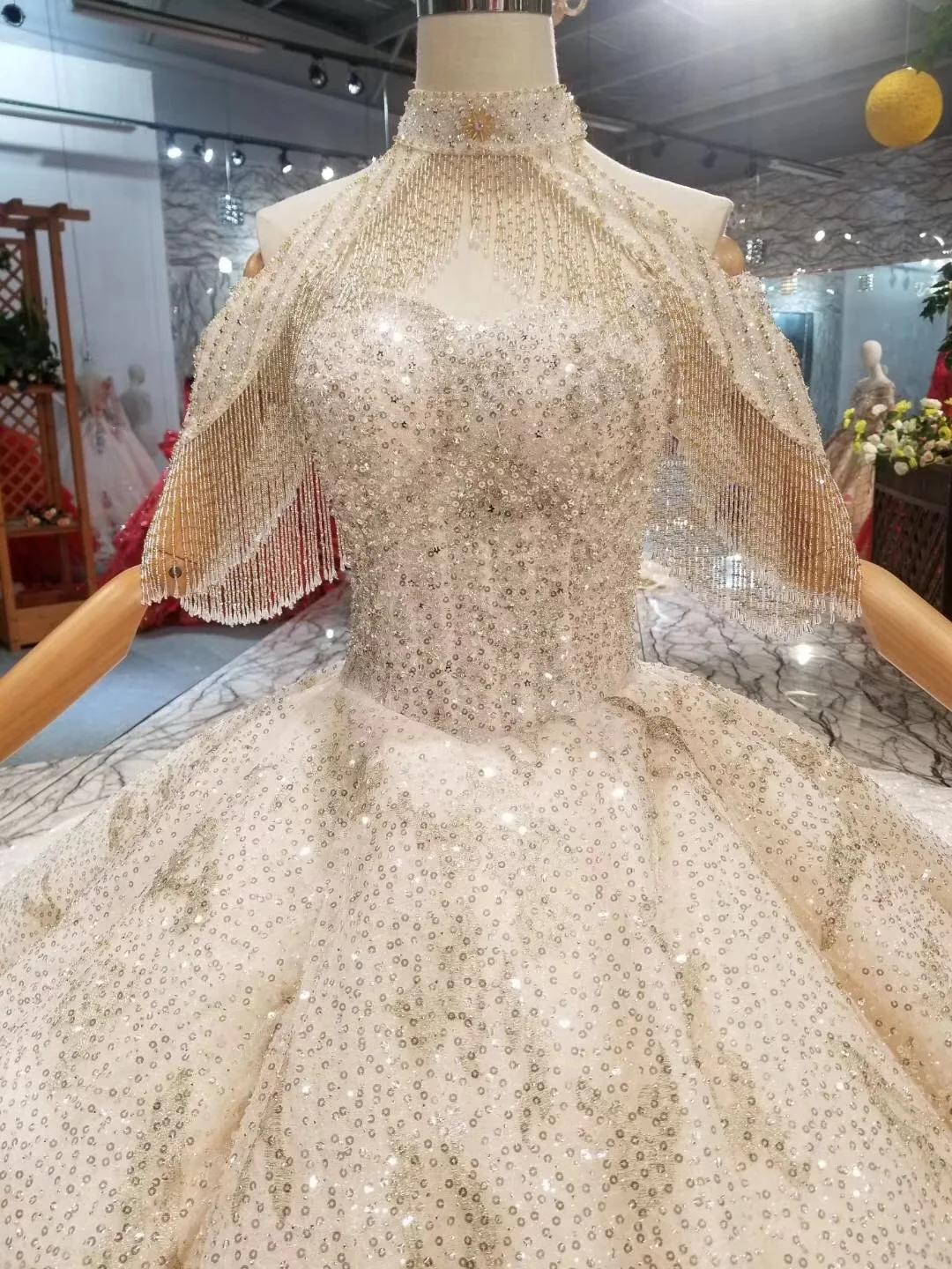 2019 Luxurious Lace Appliques Tulle Sequin Wedding Dress Taless Ball Gown Bridal Crystals Arabic Long Bridal Gown Robe De Mariee
2019 Luxurious Lace Appliques Tulle Sequin Wedding Dress Taless Ball Gown Bridal Crystals Arabic Long Bridal Gown Robe De Mariee