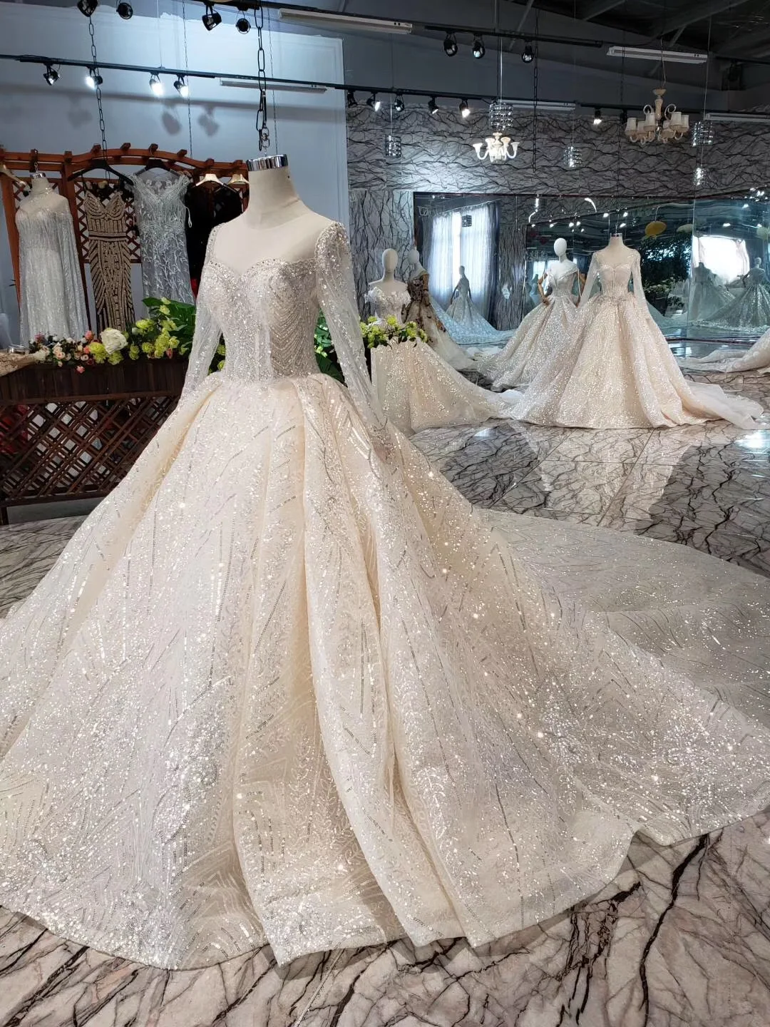 Plus Size Vestido De Noiva Sexy Backless Ball Gown Wedding Dresses 2019 Sequins Appliques Lace Bridal Dresses Tulle Bride Gowns
Plus Size Vestido De Noiva Sexy Backless Ball Gown Wedding Dresses 2019 Sequins Appliques Lace Bridal Dresses Tulle Bride Gowns