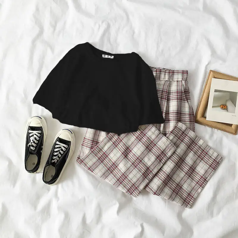 2019 Korean fashion summer student Hong Kong style short-sleeved T-shirt + plaid nine pants fashion suit
2019 Korean fashion summer student Hong Kong style short-sleeved T-shirt + plaid nine pants fashion suit