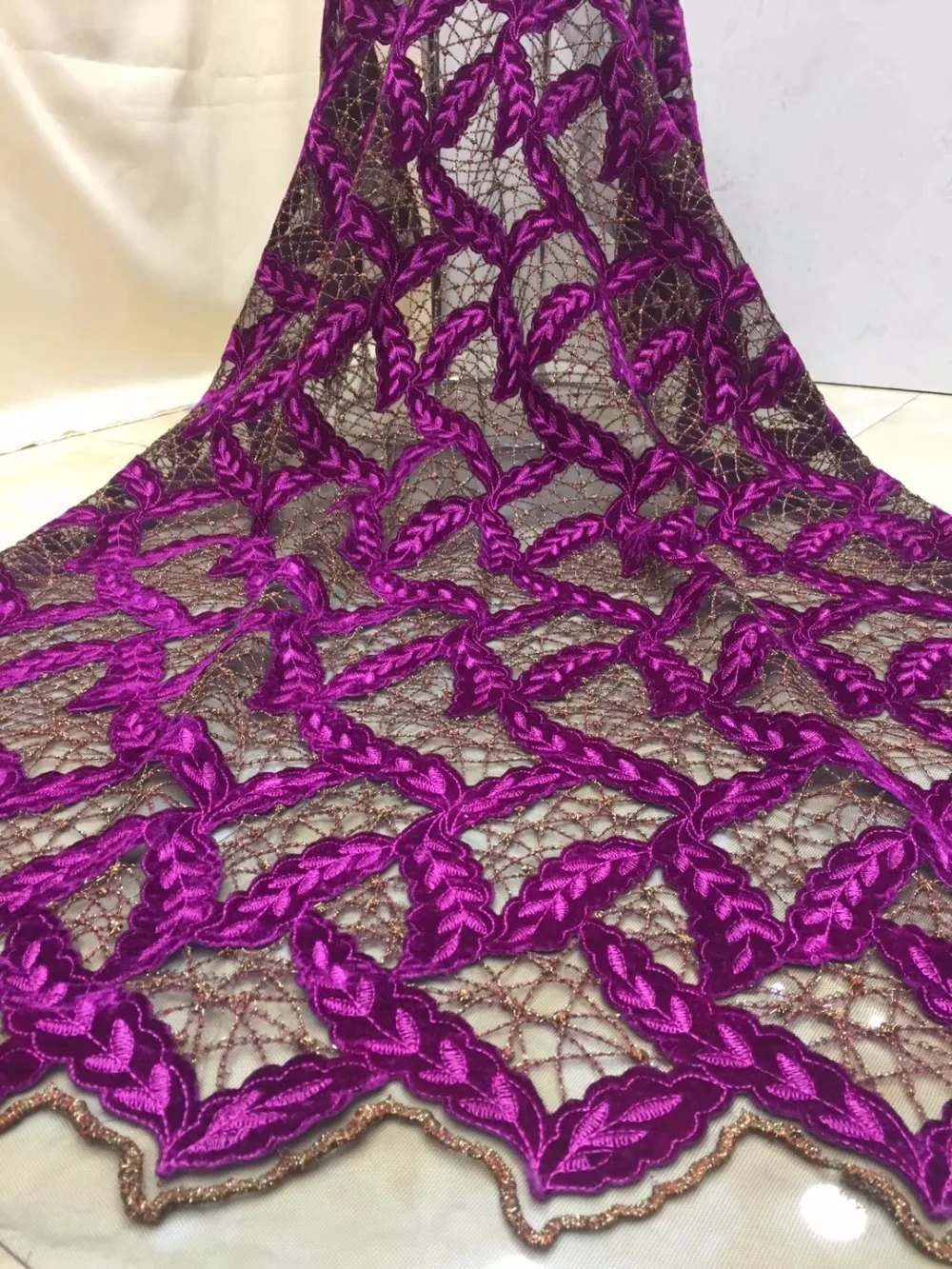 2018 The latest high-quality Nigerian French lace velvet African lace fabric gorgeous decorative web lace party dress
2018 The latest high-quality Nigerian French lace velvet African lace fabric gorgeous decorative web lace party dress