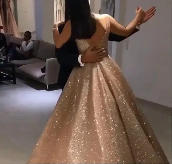 New Stunning BlingBling Prom Dresses 2019 V-neck Tulle Beaded Ball Gown Evening Party Gowns
New Stunning BlingBling Prom Dresses 2019 V-neck Tulle Beaded Ball Gown Evening Party Gowns