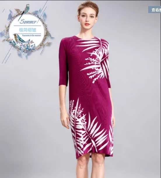 The round collar design of the Miyake pleated and printed seven-part frock dress is designed to be thin and hip IN STOCK
The round collar design of the Miyake pleated and printed seven-part frock dress is designed to be thin and hip IN STOCK