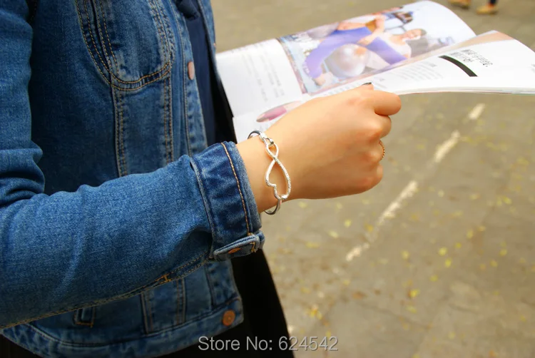 925 sterling silver bracelet bangle woman delicate silver ornament. Shiny frosted design. Beautiful shape fashion
925 sterling silver bracelet bangle woman delicate silver ornament. Shiny frosted design. Beautiful shape fashion