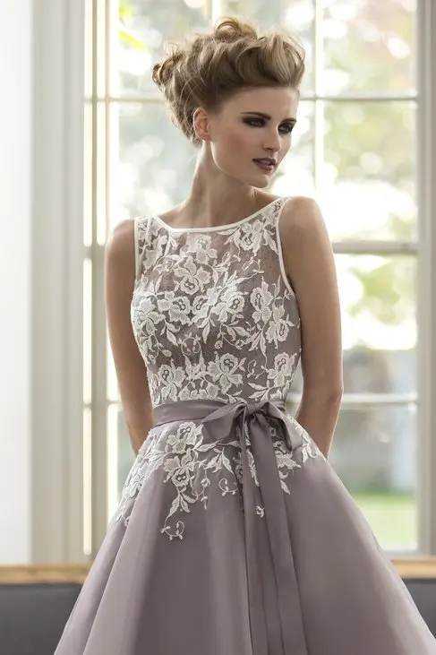 Knee Length Tulle Dusty Purple Bridesmaid Dress with White Lace V Back SashShort Women Formal Dress for Weddings
Knee Length Tulle Dusty Purple Bridesmaid Dress with White Lace V Back SashShort Women Formal Dress for Weddings