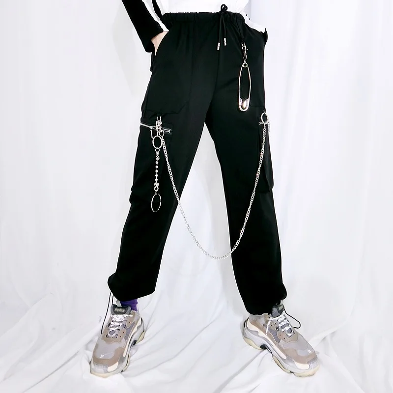 Женские брюки в стиле Харадзюку, Свободные повседневные брюки в стиле хип-хоп с высокой талией, цепочкой и штифтом, в стиле панк, готика
Женские брюки в стиле Харадзюку, Свободные повседневные брюки в стиле хип-хоп с высокой талией, цепочкой и штифтом, в стиле панк, готика