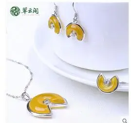 Jade inlaid Silver Onyx Topaz Pendant Earrings Earrings three set set of Jade with certificate
Jade inlaid Silver Onyx Topaz Pendant Earrings Earrings three set set of Jade with certificate