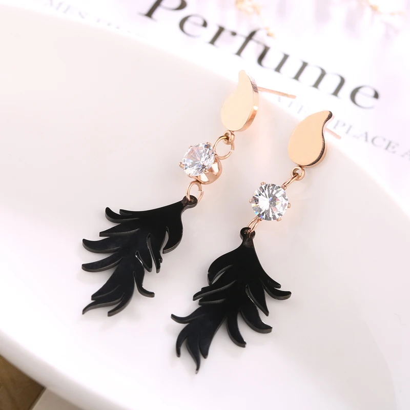 YUN RUO 2018 New Arrival Fashion Black Feather Tassel Stud Earring Rose Gold Color Woman Gift Titanium Steel Jewelry Never Fade
YUN RUO 2018 New Arrival Fashion Black Feather Tassel Stud Earring Rose Gold Color Woman Gift Titanium Steel Jewelry Never Fade