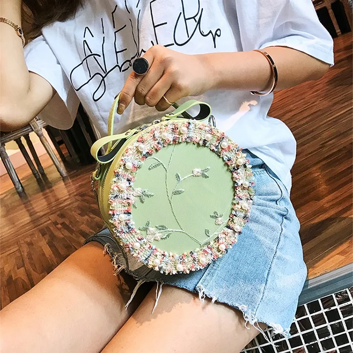 Yuhua, 2020 new fashion woman handbags, circular messenger bag, leisure korean version women bag, trend shoulder bags.
Yuhua, 2020 new fashion woman handbags, circular messenger bag, leisure korean version women bag, trend shoulder bags.