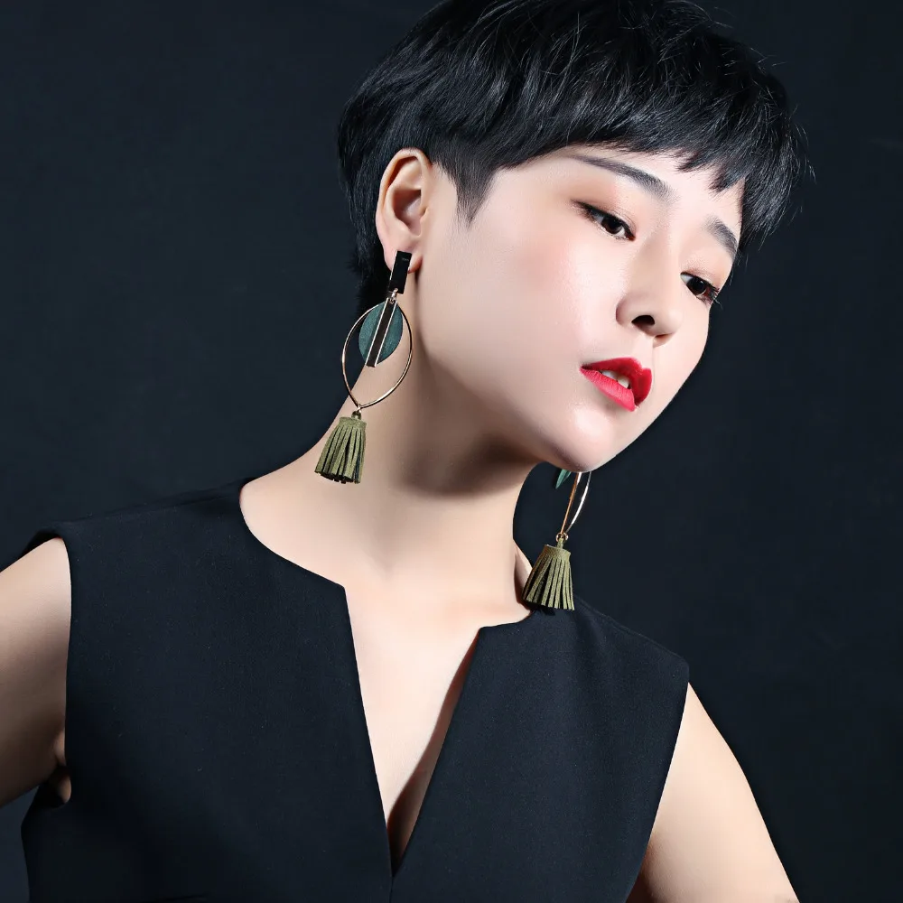 Retro joker tassel long earrings female temperament Individual character feather eardrop shape
Retro joker tassel long earrings female temperament Individual character feather eardrop shape