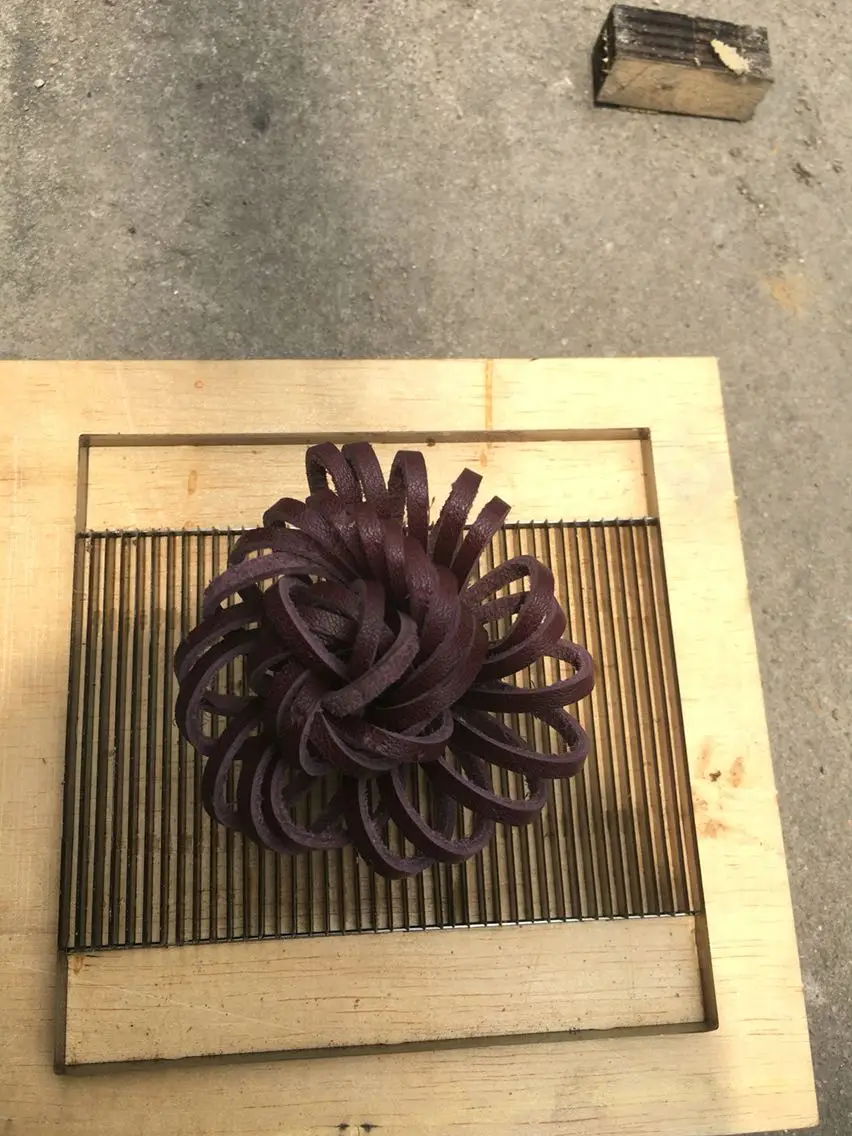 Japan Steel Blade Rule Die Cut Steel Punch Flower Tassel Cutting Mold Wood Dies for Leather Cutter for Leather Crafts 120x120MM
Japan Steel Blade Rule Die Cut Steel Punch Flower Tassel Cutting Mold Wood Dies for Leather Cutter for Leather Crafts 120x120MM