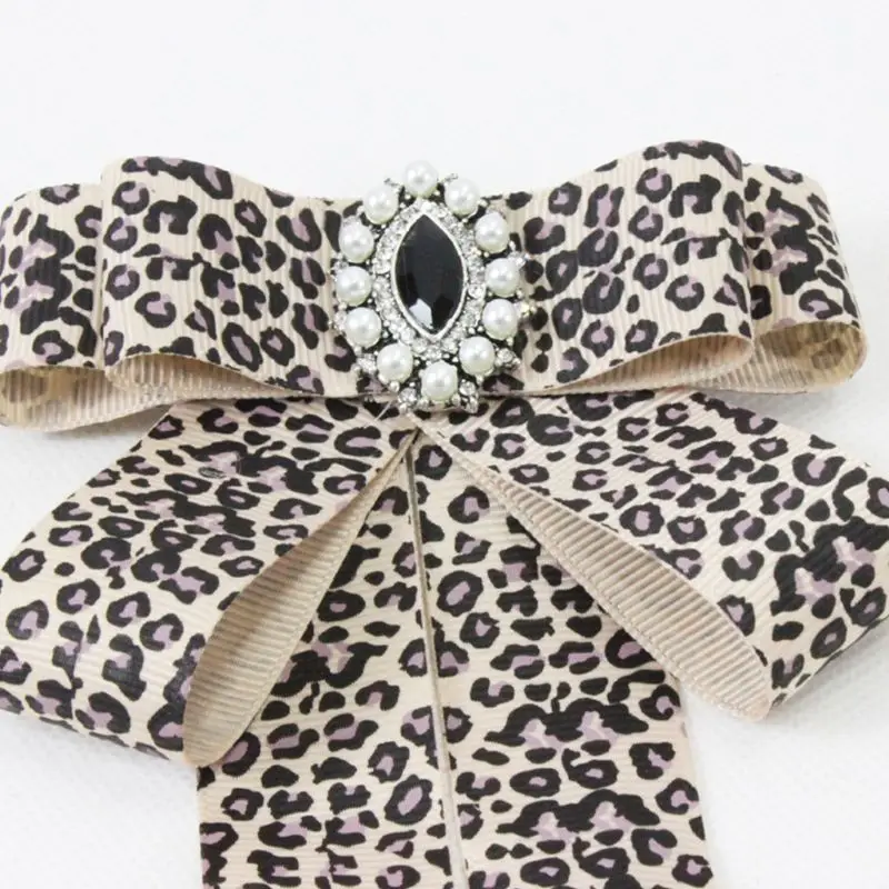 Women Vintage Layered Ribbon Bowknot Brooch Pin Luxury Glitter Rhinestone Jewelry Decor Leopard Printed Collar Shirt Dress
Women Vintage Layered Ribbon Bowknot Brooch Pin Luxury Glitter Rhinestone Jewelry Decor Leopard Printed Collar Shirt Dress