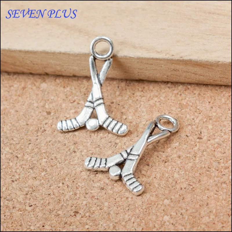 High Quality 50 Pieces/Lot 17mm*23mm Antique Silver Plated Sports Charm Hockey Charm
High Quality 50 Pieces/Lot 17mm*23mm Antique Silver Plated Sports Charm Hockey Charm