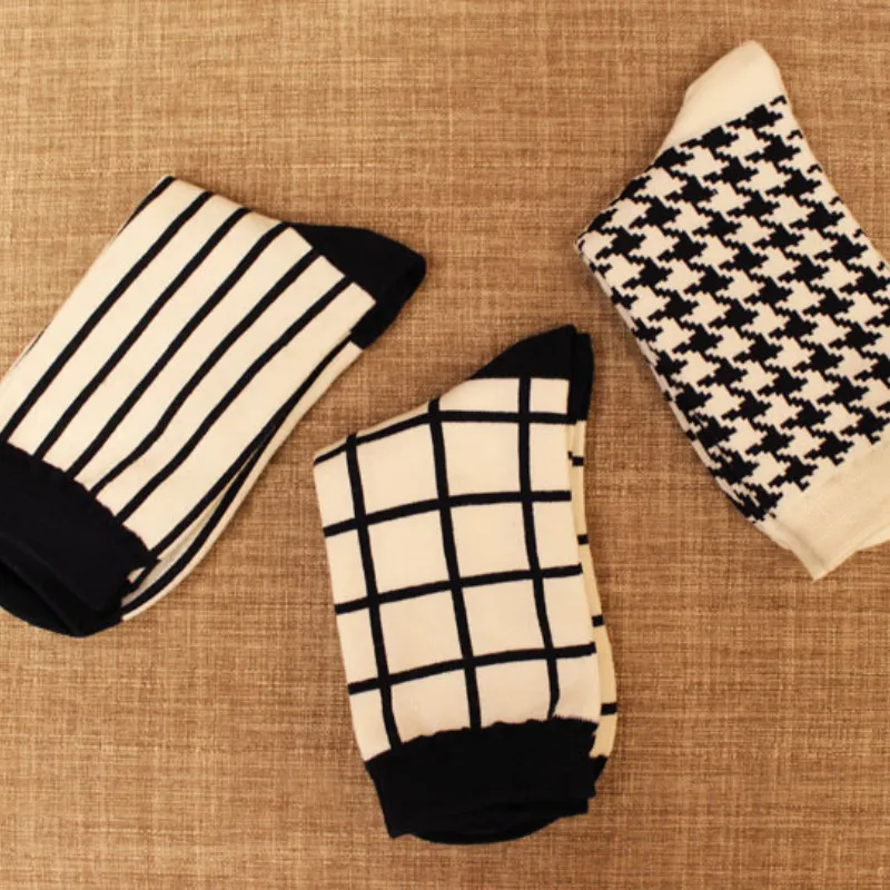 1 pair Caramella Cotton ladies crew socks houndstooth striped pattern Harajuku kawaii cute casual brand white black sokken dress
1 pair Caramella Cotton ladies crew socks houndstooth striped pattern Harajuku kawaii cute casual brand white black sokken dress