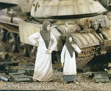 Неокрашенный комплект 1/ 35 Арабская уличная женщина с девочкой включая 2 солдата