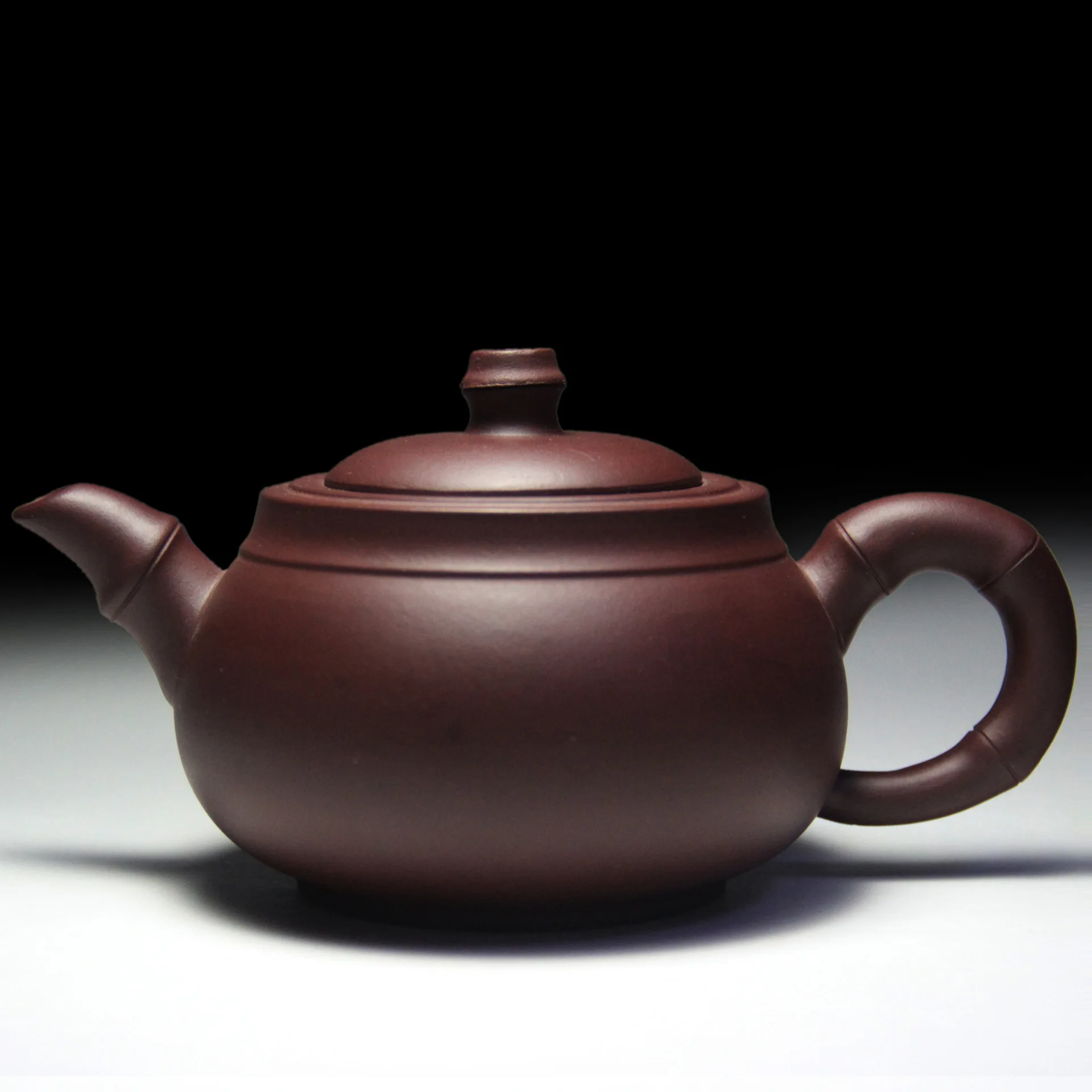 Yixing tea pot handmade teapot purple clay ore capacity of 350 ml tea cup zisha teapot
Yixing tea pot handmade teapot purple clay ore capacity of 350 ml tea cup zisha teapot