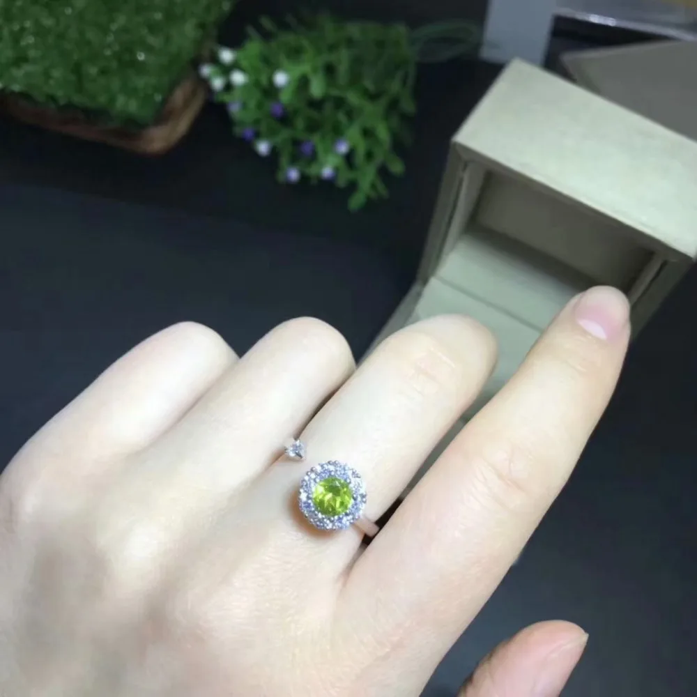 925 Pure silver inlaid natural olivine ring fashion style top opening size adjustable
925 Pure silver inlaid natural olivine ring fashion style top opening size adjustable