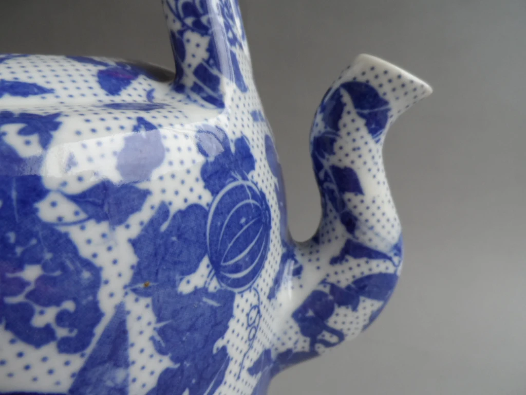 Jingdezhen blue and white porcelain handle teapot pot of cold water jug Vintage high temperature kettle 4 kg capacity
Jingdezhen blue and white porcelain handle teapot pot of cold water jug Vintage high temperature kettle 4 kg capacity