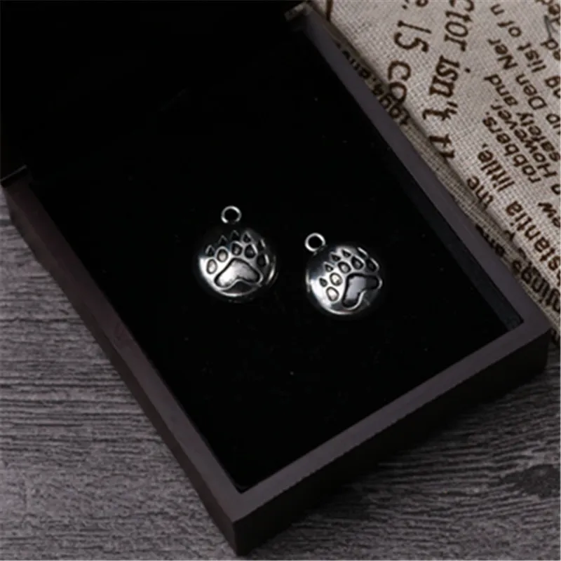 10pcs Silver Color Bear Paw Pattern Charms Hemispherical Alloy Pendant For Earring Bracelet DIY Jewelry Handmade accessories
10pcs Silver Color Bear Paw Pattern Charms Hemispherical Alloy Pendant For Earring Bracelet DIY Jewelry Handmade accessories