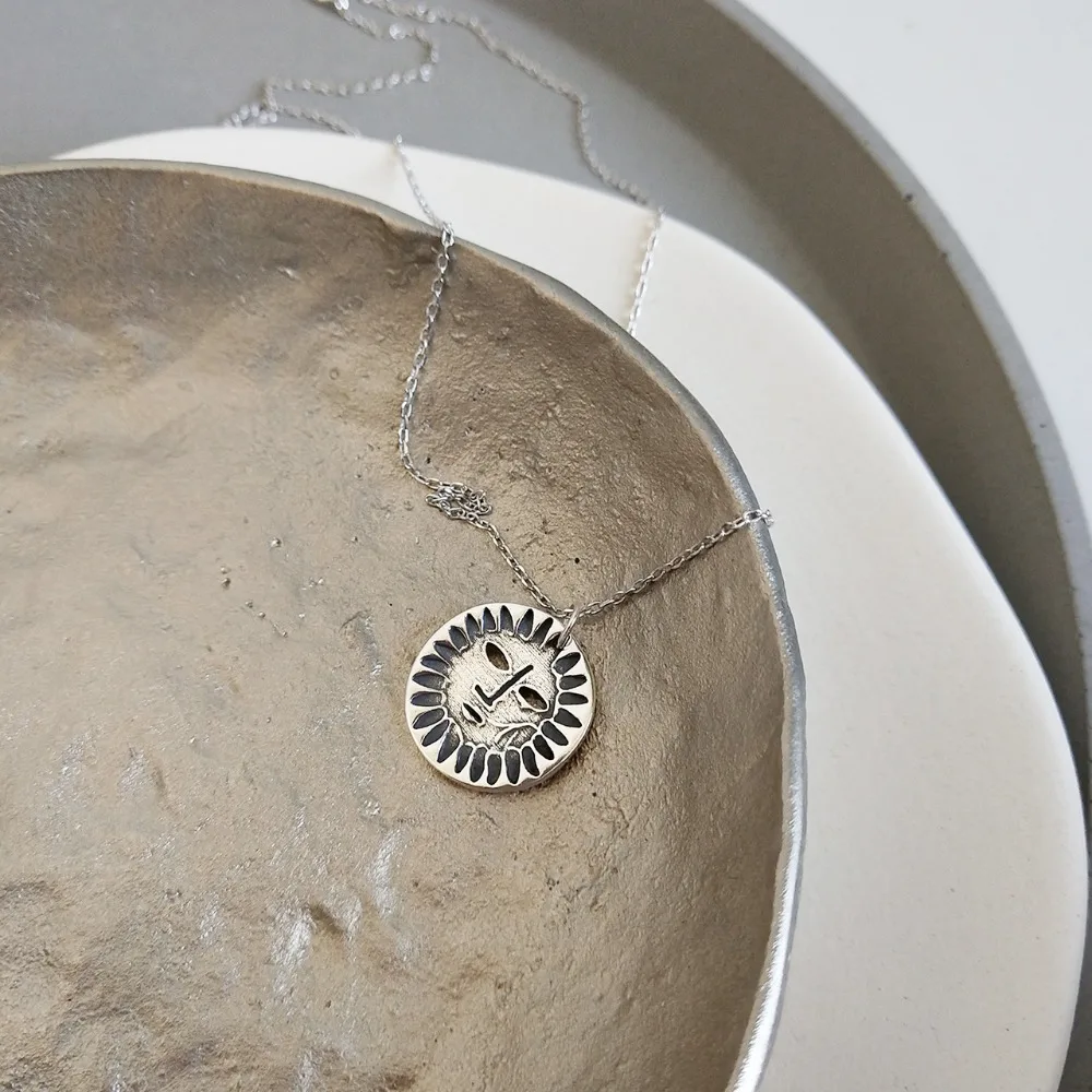 17mm Retro Authentic 925 Sterling silver Retro abstract Sun Pendants necklace Women's Handmade Craft C-B524
17mm Retro Authentic 925 Sterling silver Retro abstract Sun Pendants necklace Women's Handmade Craft C-B524