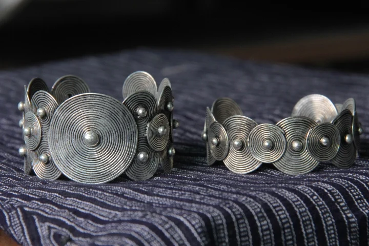 Yunnan ethnic style Miao silver jewelry Miao silver do the old interlocking bracelet retro temperament thick heavy armband
Yunnan ethnic style Miao silver jewelry Miao silver do the old interlocking bracelet retro temperament thick heavy armband