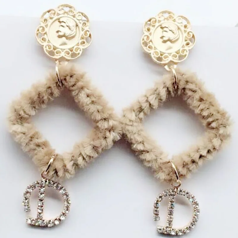 2018 Korean New Winter Square Fur Ball Dangle Earrings For Women Square Letter D Sweet Pom Pom Oorbellen
2018 Korean New Winter Square Fur Ball Dangle Earrings For Women Square Letter D Sweet Pom Pom Oorbellen