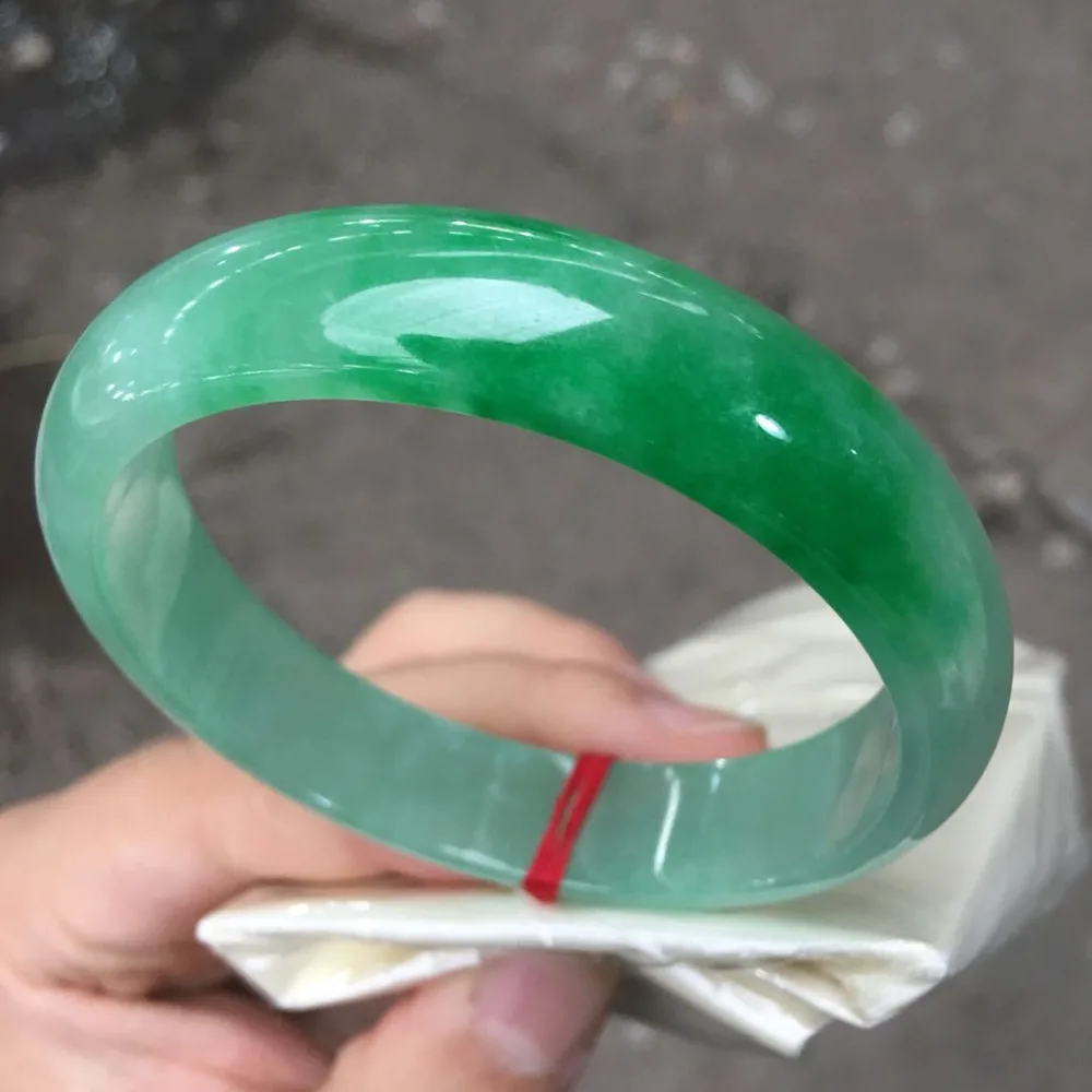 Natural jade, ice, waxy spicy , floating green flower certificate of postage bangles
Natural jade, ice, waxy spicy , floating green flower certificate of postage bangles