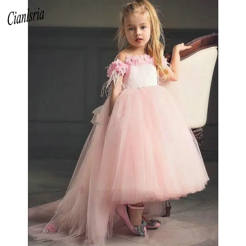 2020 New Coming Flower Girl Dress with 3D Floral Appliques Beading Feathers Cap Sleeves Open Back Custom Made For Elegant Girls
2020 New Coming Flower Girl Dress with 3D Floral Appliques Beading Feathers Cap Sleeves Open Back Custom Made For Elegant Girls