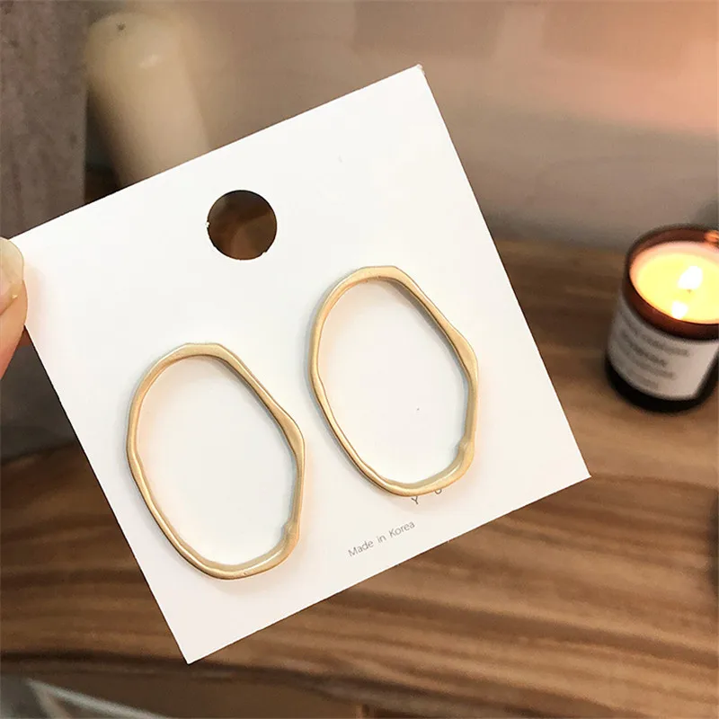 EARS HIGH 2019 New Korean Simple Vintage Hollow Big Oval Metal Stud Earrings For Women Fashion Irregular Party Brincos Jewelry
EARS HIGH 2019 New Korean Simple Vintage Hollow Big Oval Metal Stud Earrings For Women Fashion Irregular Party Brincos Jewelry