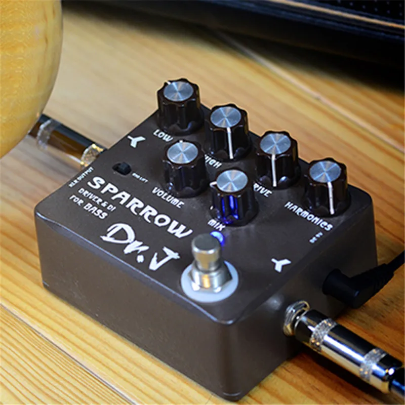 Dr. J Sparrow Driver & DI Effect Pedal for Bass Hand Made Electric Bass Overdrive Pedal efeito True Bypass D-53 + Free Connector
Dr. J Sparrow Driver & DI Effect Pedal for Bass Hand Made Electric Bass Overdrive Pedal efeito True Bypass D-53 + Free Connector