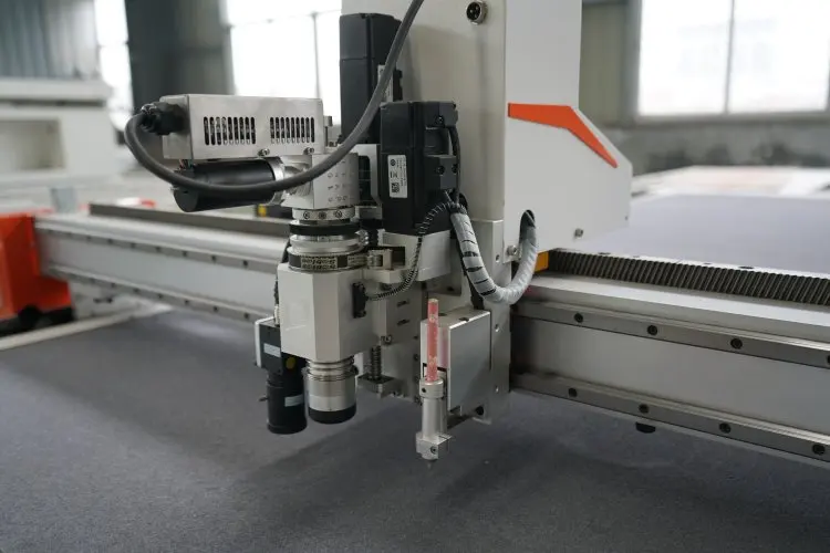 Ультразвуковая машина для резки ткани Вибрационный нож швейной промышленности |