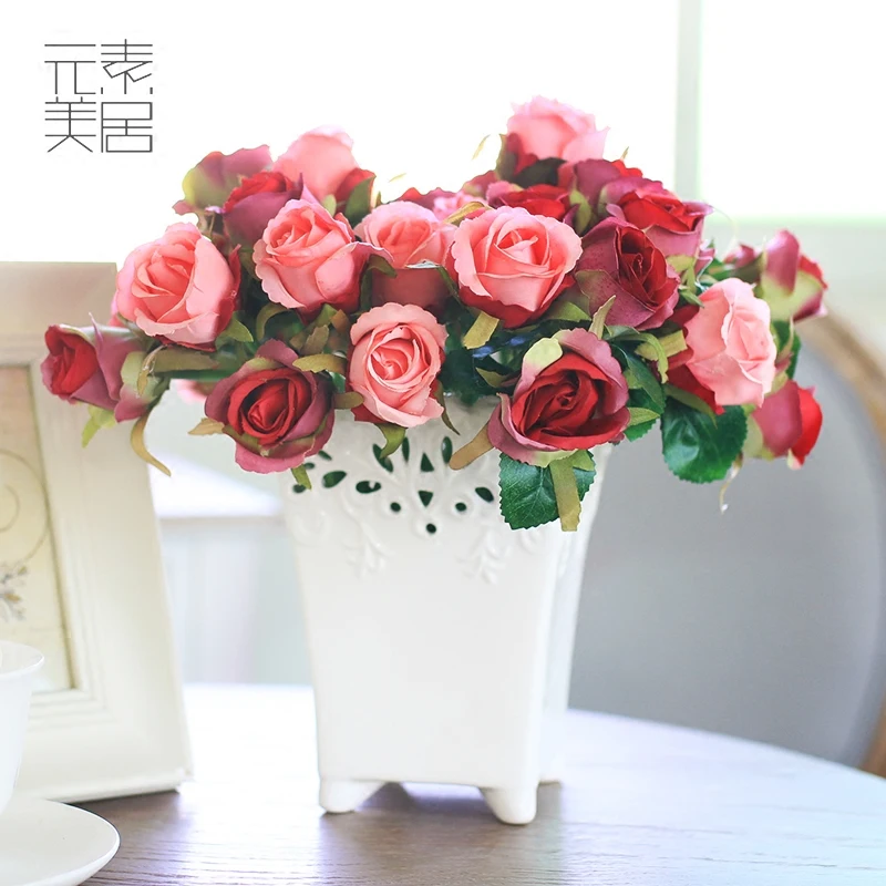 Красивый очаровательный восхитительный букет из 12 бутонов и 1 розы искусственный