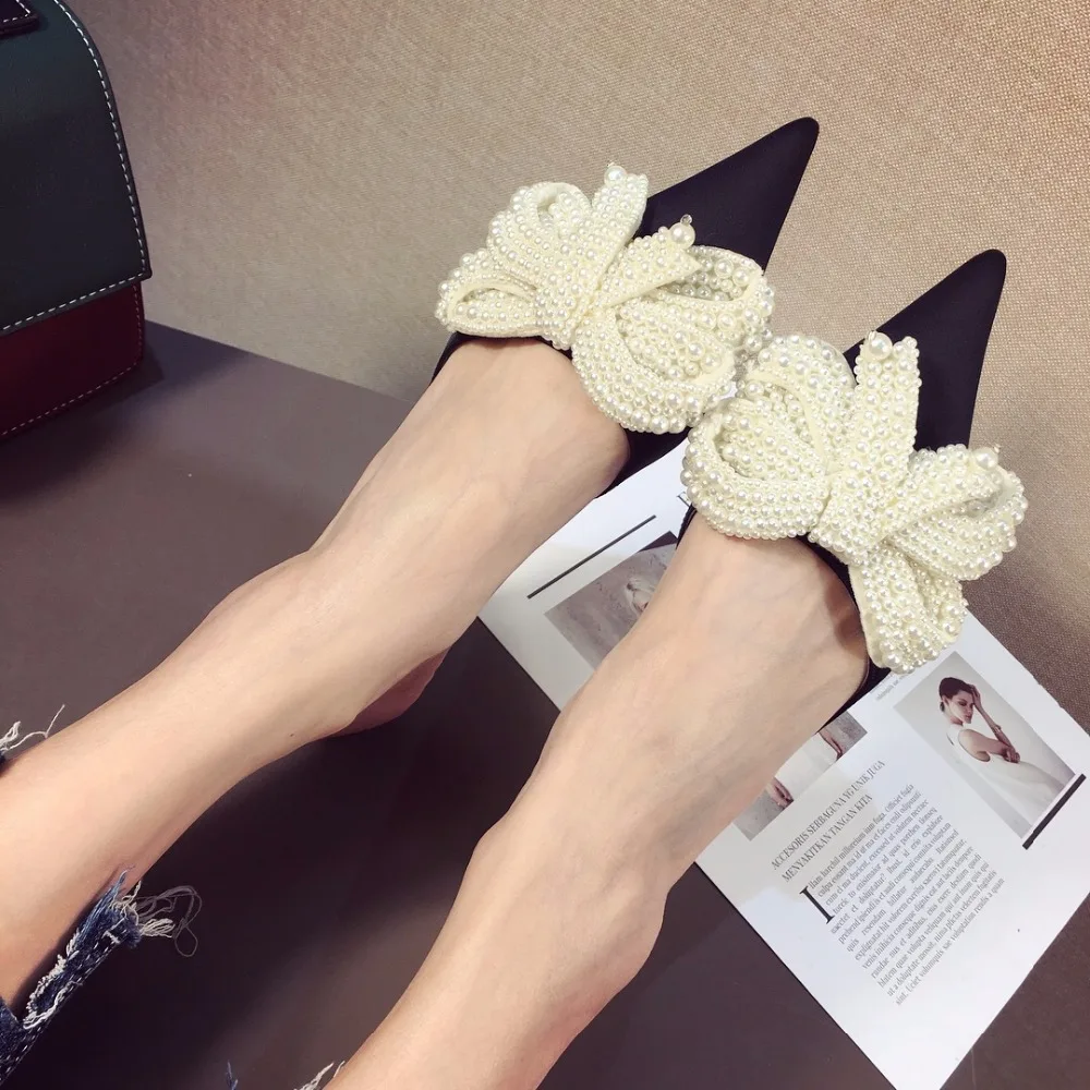 Luxury Pearl bow Flats Lady Slippers Pointed Toe Sandals Women Outdoor Slipper Shoes Female Half Slippers Summer Loafers Shoes
Luxury Pearl bow Flats Lady Slippers Pointed Toe Sandals Women Outdoor Slipper Shoes Female Half Slippers Summer Loafers Shoes