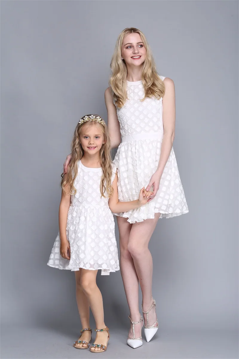 wholesales Summer family clothes mom kids dress mother daughter matching clothing infant children girl white holiday beach dress
wholesales Summer family clothes mom kids dress mother daughter matching clothing infant children girl white holiday beach dress