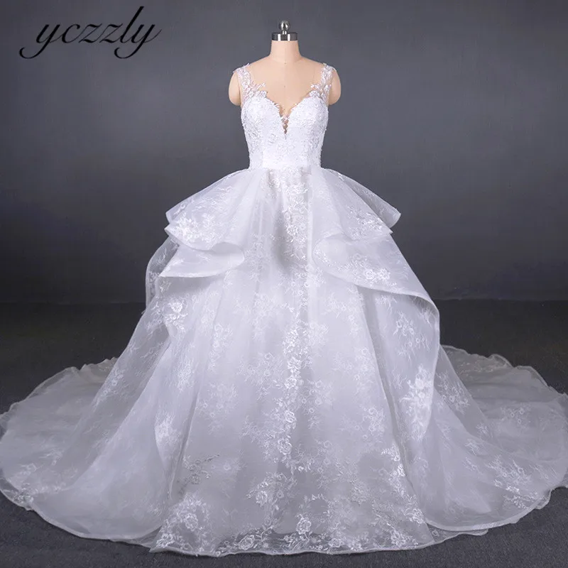 Wedding Dress Plus Size Fashion V-neck Lace Appliques Ball Gown Wedding Gowns 2019 Long Tiered Ruffles Bride Dresses With Button
Wedding Dress Plus Size Fashion V-neck Lace Appliques Ball Gown Wedding Gowns 2019 Long Tiered Ruffles Bride Dresses With Button