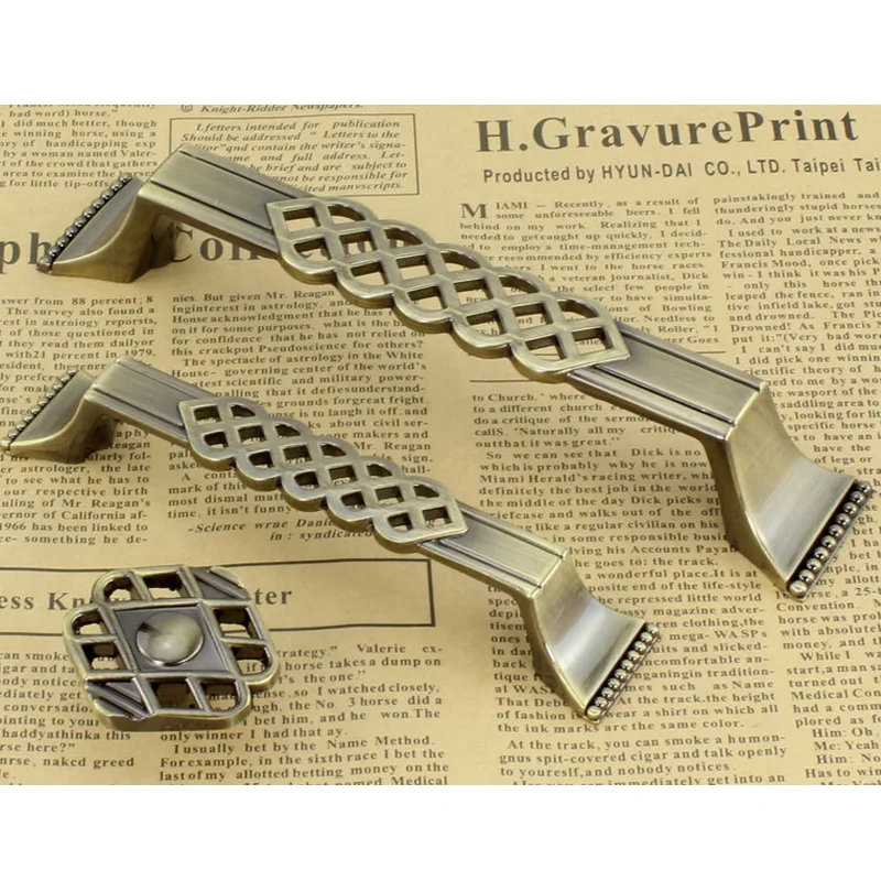 High precision zinc alloy hollow handle European Antique furniture knob Classical drawer wardrobe cabinet door pull handle 128mm
High precision zinc alloy hollow handle European Antique furniture knob Classical drawer wardrobe cabinet door pull handle 128mm