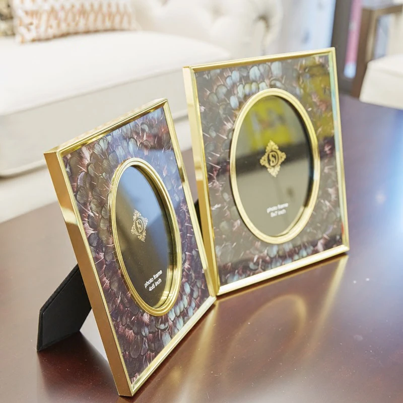 Europe Creative photo frame Electroplating gold edge Peacock feather glass picture frame table top photo frame Home decoration
Europe Creative photo frame Electroplating gold edge Peacock feather glass picture frame table top photo frame Home decoration