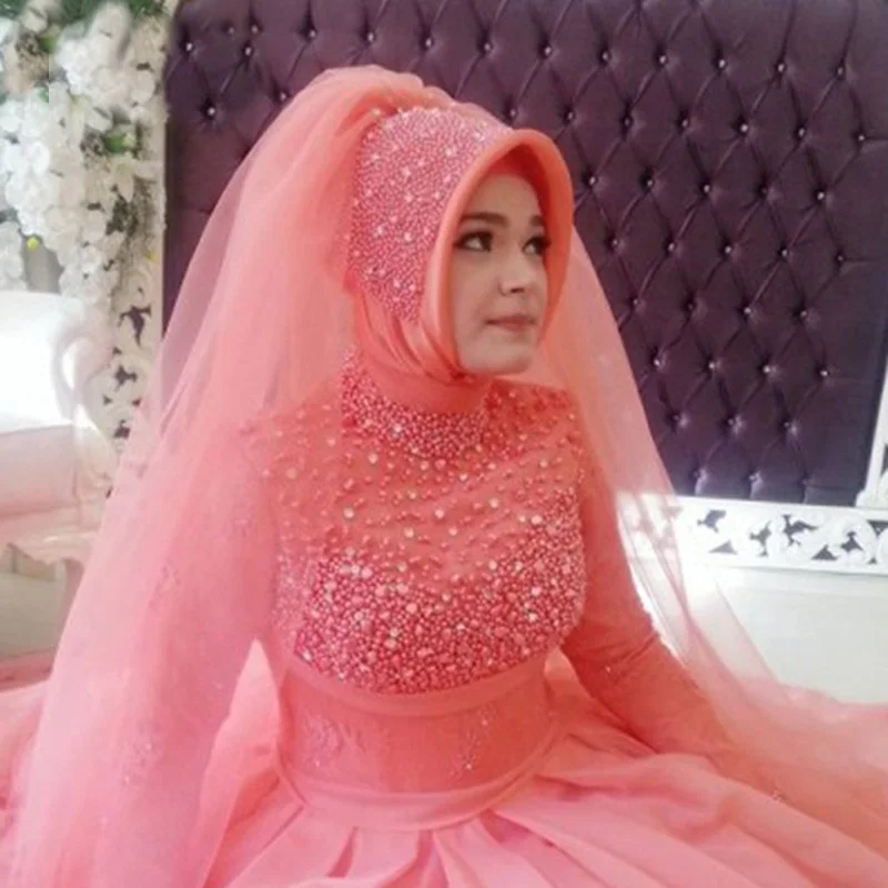 Long Sleeve Turkey Bridal Gowns Handcraft Beads Pearls Red Muslim wedding Dress Hijab Ruched Robes De Maraige wedding gowns
Long Sleeve Turkey Bridal Gowns Handcraft Beads Pearls Red Muslim wedding Dress Hijab Ruched Robes De Maraige wedding gowns