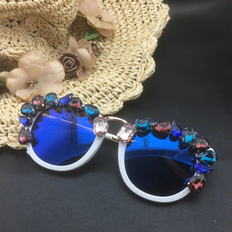 new runway Baroque Crystal Women Girls White Sunglasses Retro Gems Rhinestone Sunglasses Summer Beach Glasses Gift
new runway Baroque Crystal Women Girls White Sunglasses Retro Gems Rhinestone Sunglasses Summer Beach Glasses Gift
