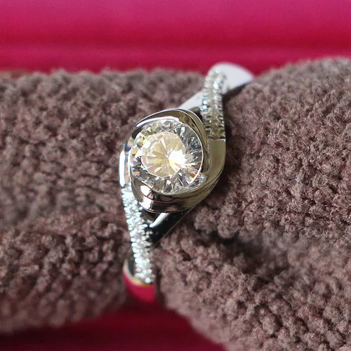 Twist Setting Sterling Silver Ring 0.5CT Engagement NSCD Diamond Ring Jewelry Custom 18K White Gold Plated Jewelry with Box
Twist Setting Sterling Silver Ring 0.5CT Engagement NSCD Diamond Ring Jewelry Custom 18K White Gold Plated Jewelry with Box
