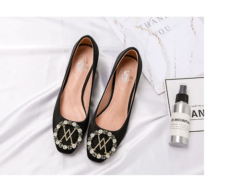 VANSELL spring and autumn new rhinestone square head thick with single shoes with shallow mouth leather women's shoes
VANSELL spring and autumn new rhinestone square head thick with single shoes with shallow mouth leather women's shoes