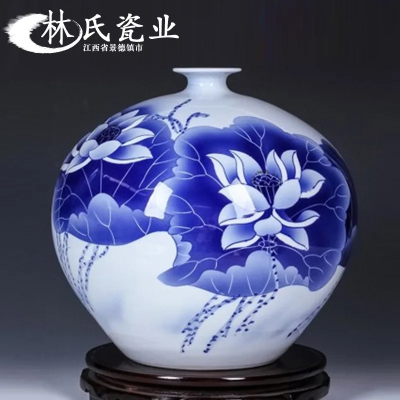 Jingdezhen Ceramics Chinese-style hand-painted blue-and-white lotus flower arrangement pomegranate vase and flower decoration
Jingdezhen Ceramics Chinese-style hand-painted blue-and-white lotus flower arrangement pomegranate vase and flower decoration