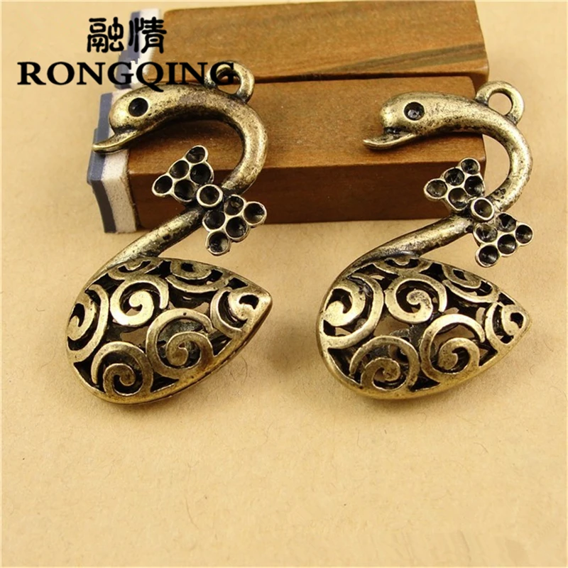 RONGQING 20pcs/lot Antique Bronze 20*35*8MM Hollow Swan Pendant Bowknot Swan Charms for Jewelry Making
RONGQING 20pcs/lot Antique Bronze 20*35*8MM Hollow Swan Pendant Bowknot Swan Charms for Jewelry Making