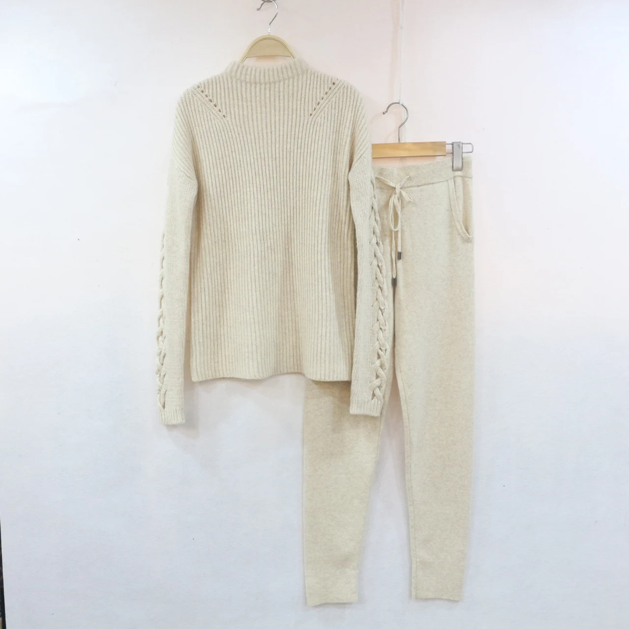 Hot Sale 2021 Winter Woolen And Cashmere Knitted Warm Suit High Collar Sweater + Mink Cashmere Pants Loose Style Two-piece Set
Hot Sale 2021 Winter Woolen And Cashmere Knitted Warm Suit High Collar Sweater + Mink Cashmere Pants Loose Style Two-piece Set