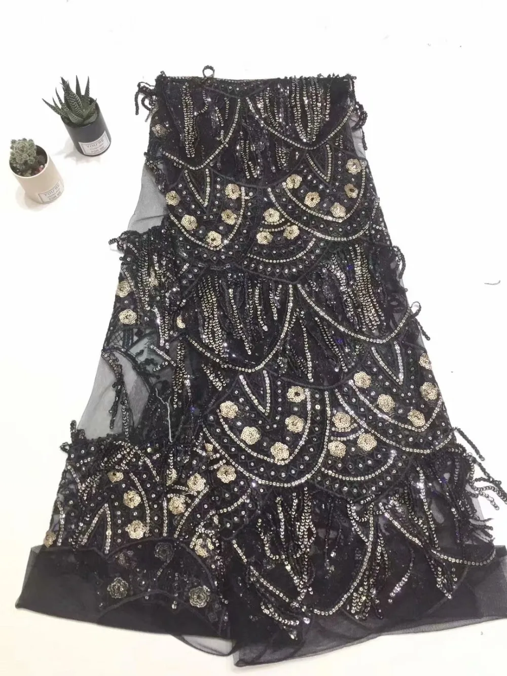 New French lace fabric, African tulle lace embroidery with Tassel sheeting Indian premium material
New French lace fabric, African tulle lace embroidery with Tassel sheeting Indian premium material
