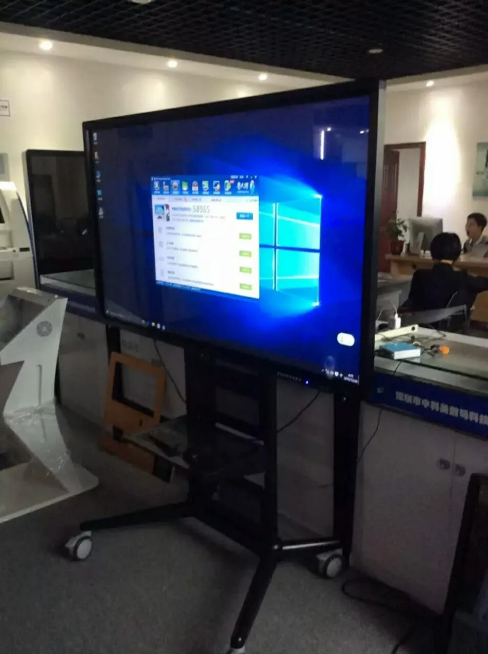 DIY PC with mobile stand and touch interactive 42 47 55 65 70 inch digital monitor for shopping mall school hotel hospital
DIY PC with mobile stand and touch interactive 42 47 55 65 70 inch digital monitor for shopping mall school hotel hospital
