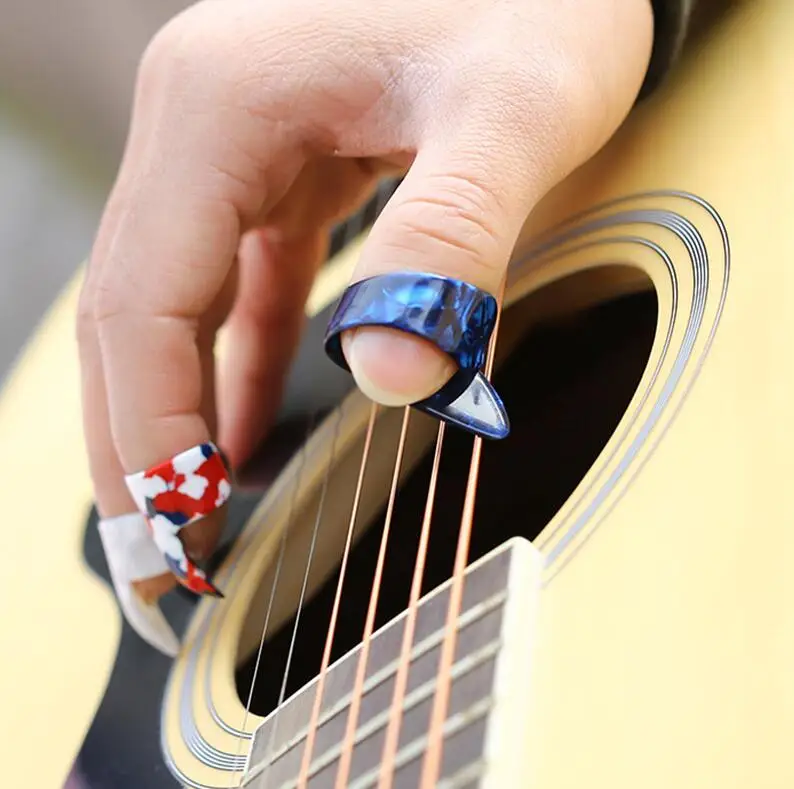 Набор из 4 пластиковых гитарных пиковых колец: 1 большой пик для большого пальца и 3 маленьких пика для пальцев, два размера. Аксессуары для гитары.
