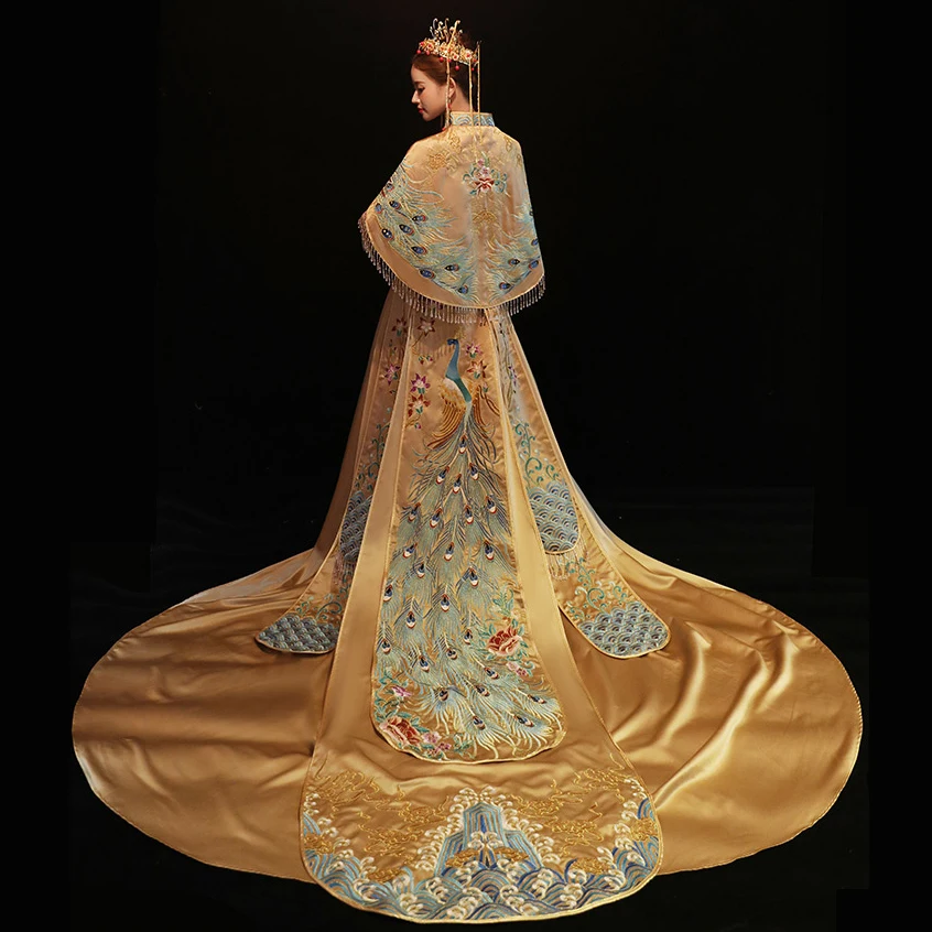 High Quality Peacock Embroider Bride Qipao Chinese Traditional Wedding Cheongsam With Big Trailing Oriental Element Wedding
High Quality Peacock Embroider Bride Qipao Chinese Traditional Wedding Cheongsam With Big Trailing Oriental Element Wedding