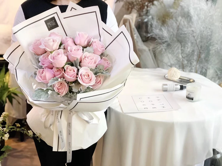 20pcs/lot 51x30cm waterproof single flower packaging bags pvc Florist Bouquet Gift Paper bags for Wedding Valentine's Day decor
20pcs/lot 51x30cm waterproof single flower packaging bags pvc Florist Bouquet Gift Paper bags for Wedding Valentine's Day decor